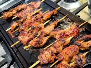 bavette-spiesjes grillen