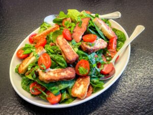 vegetarische maaltijdsalade met spinazie tomaat halloumi