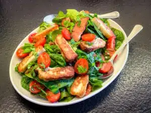 vegetarische maaltijdsalade met spinazie tomaat halloumi