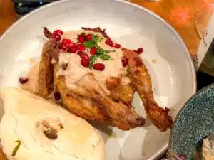 Georgische kip met granaatappel
