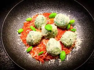 Toscaanse gnudi in tomatensaus