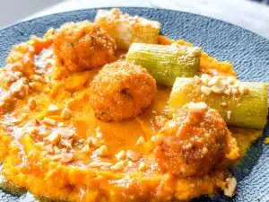 miso-wortelpuree - prei in misoboter en wortel-halloumi balletjes