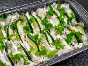 munt op de crinkle cake met courgette en feta munt op de crinkle cake met courgette en feta