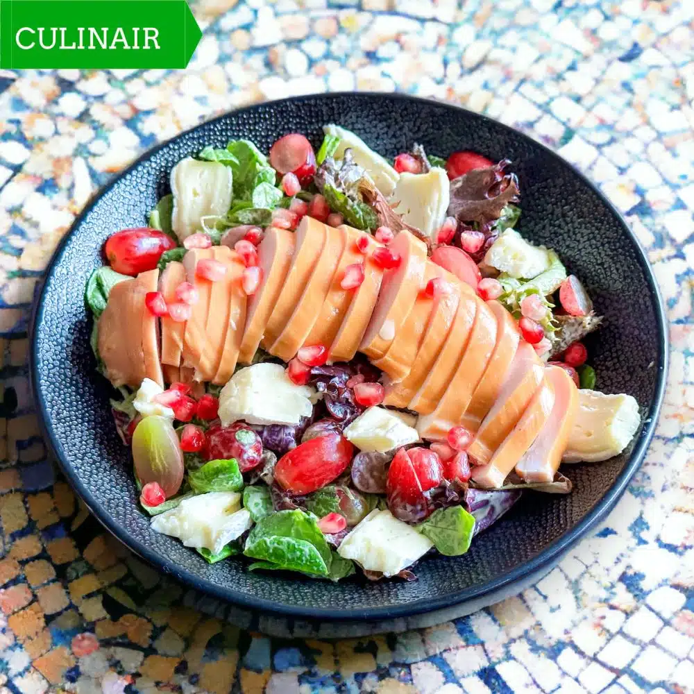 maaltijdsalade gerookte kip - rode druiven - Brie