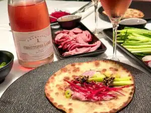 Chinese pannenkoekjes met eendenborst en champagne brut rosé Chinese pannenkoekjes met eendenborst en champagne brut rosé