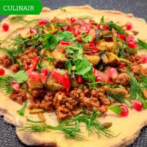 Spicy knoflook-labneh met lamsgehakt en geroosterde groenten
