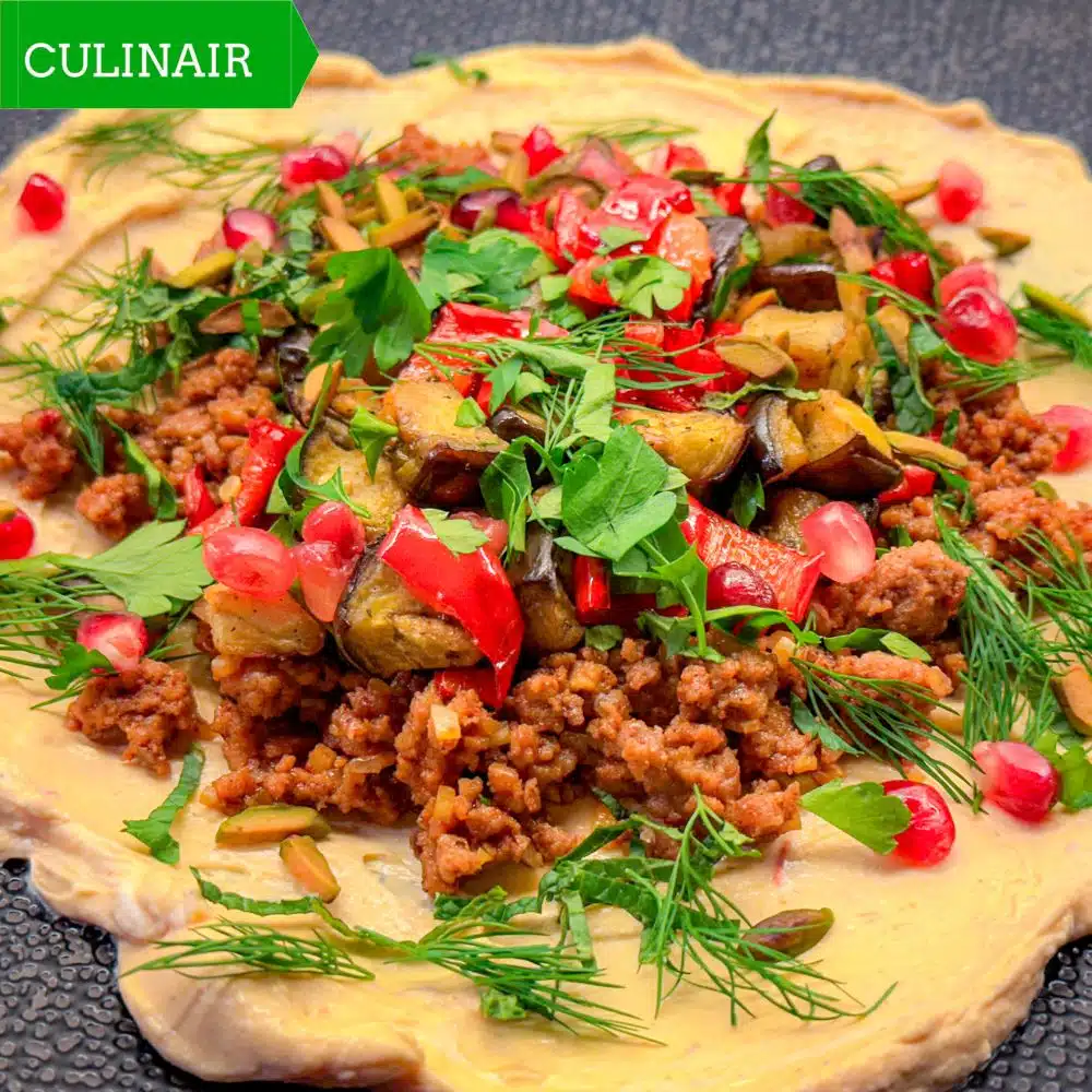 Spicy knoflook-labneh met lamsgehakt en geroosterde groenten