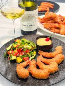 crispy kokosgarnalen met sriracha-aïoli en Finca Viñoa
