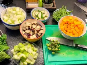 groenten en fruit snijden en in volgorde neerzetten voor Cambodjaanse samlor korkor groenten en fruit snijden en in volgorde neerzetten voor Cambodjaanse samlor korkor