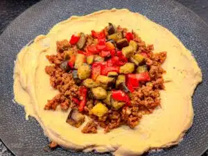 labneh en lamsgehakt en geroosterde groenten