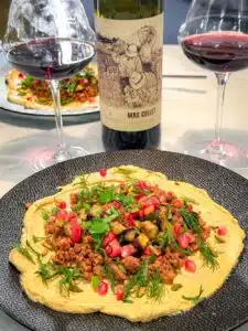 labneh en lamsgehakt met geroosterde groenten en Mas Collet van Celler de Capçanes