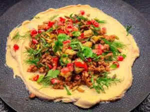 labneh en lamsgehakt met geroosterde groenten en kruiden