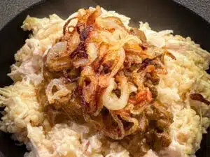 pap van bulgur en kip met kurkumasaus en gebakken uitjes voor boko boko harees