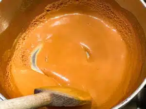 stap 2 van boko boko harees - kurkumasaus van water en kurkuma