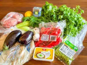 veel verse groenten en kruiden voor mijn gerecht uit het Midden-Oosten