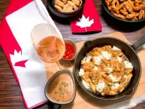 Canadese poutine met extra jus en ketchup Canadese poutine met extra jus en ketchup