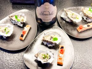 Château Bon Baron Formidable 2021 en twee bereidingen van oesters