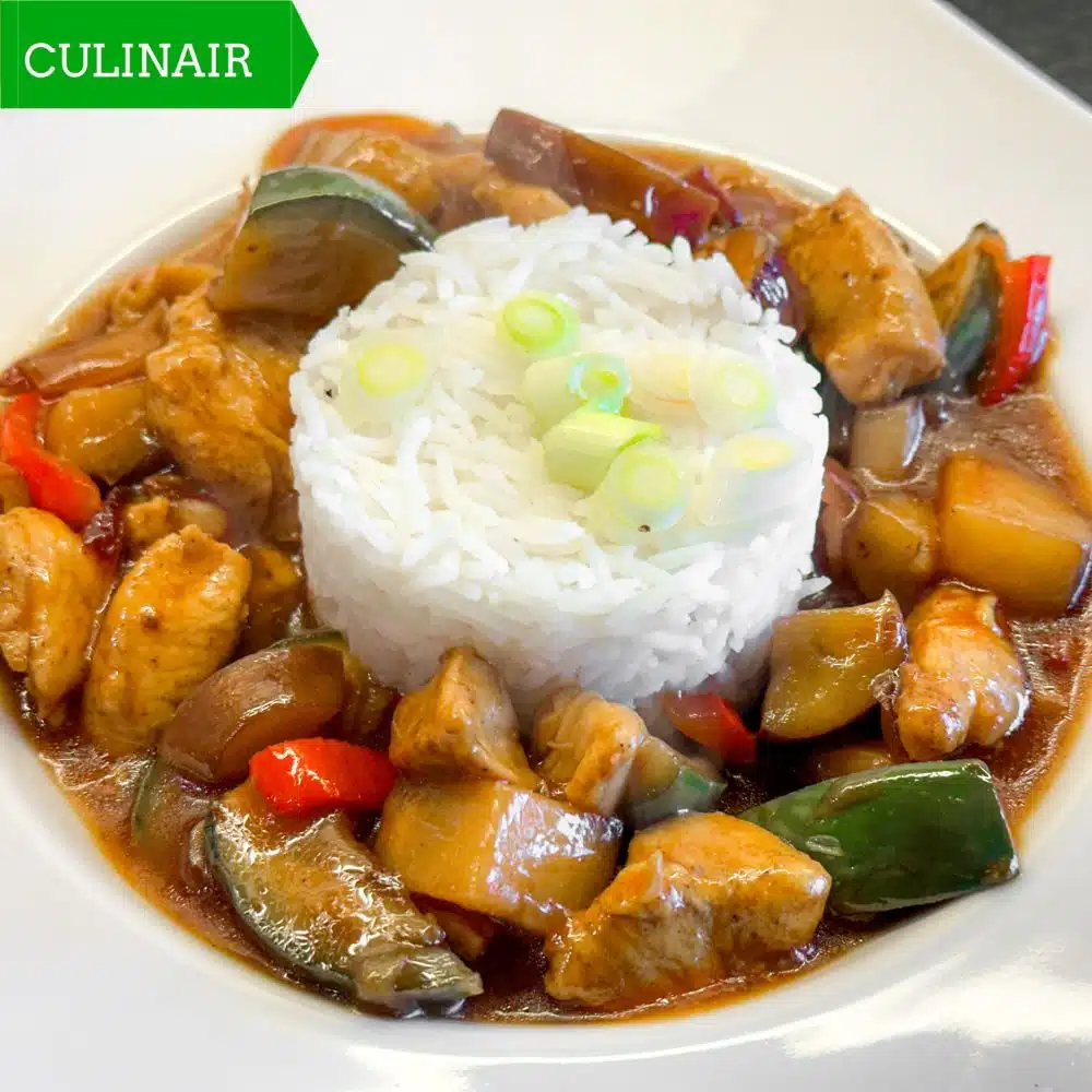 Koreaans wokgerecht met kip en aubergine