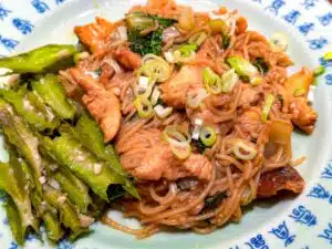 Shanghai noodles en gewokte vleugelbonen met knoflook gember en oestersaus