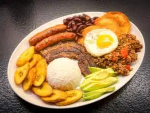bandeja paisa – het nationale gerecht van Colombia bandeja paisa - het nationale gerecht van Colombia