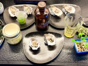 bereiding van oesters met Fliiers gin en komkommer