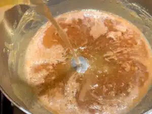 de jus voor poutine is meestal een deel ruderbouillon en een deel kippenbouillon