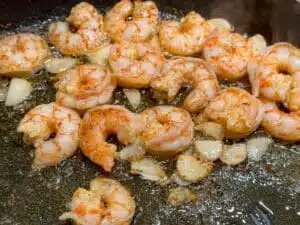 gambas en knoflook bakken