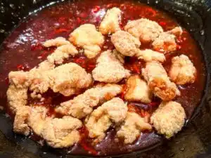 gefrituurde kip met saus
