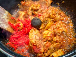 kip met specerijen en loomi voor tharid