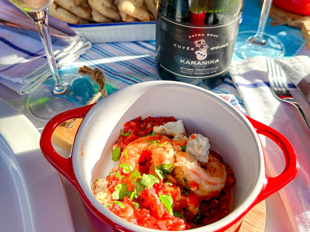 Garides saganaki – Grieks voorgerecht met gamba’s, tomaten en feta ...