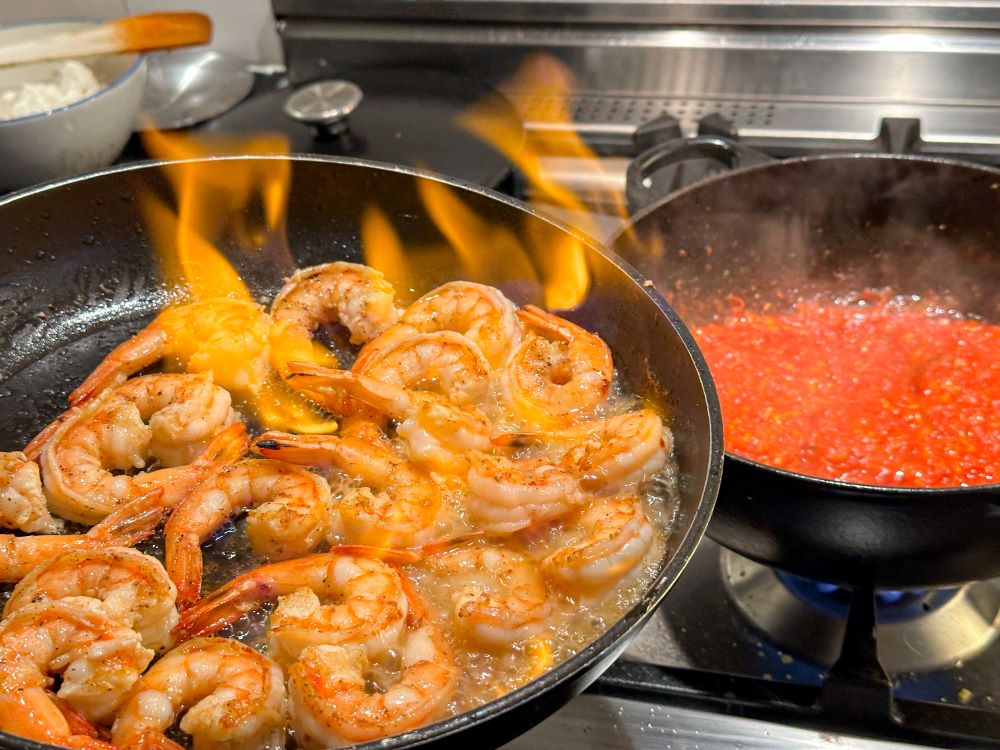 Garides saganaki – Grieks voorgerecht met gamba’s, tomaten en feta ...