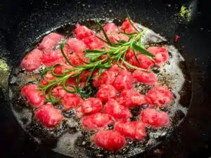 migas de pan – stap 3 worst en rozemarijn bakken migas de pan - stap 3 worst en rozemarijn bakken