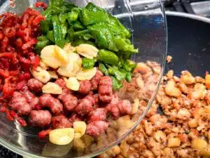 migas de pan – stap 6 alle ingrediënten samenvoegen migas de pan - stap 6 alle ingrediënten samenvoegen