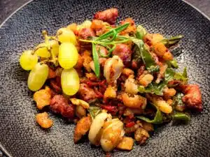 migas de pan – stap 8 migas de pan serveren met witte druiven migas de pan - stap 8 migas de pan serveren met witte druiven