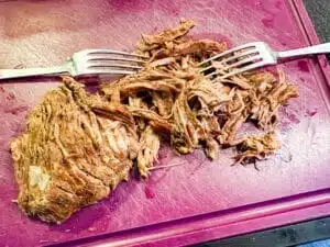 ropa vieja - stap 2 vlees in draadjes scheuren
