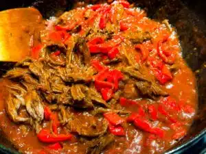ropa vieja - stap 3 vlees vermengen met saus