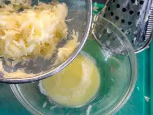 Cypriotische gehaktballetjes – vocht van geraspte aardappelen verwijderen Cypriotische gehaktballetjes - vocht van geraspte aardappelen verwijderen
