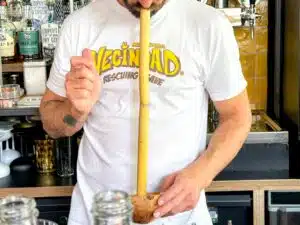 David Trampe test het alcoholpercentage van mezcal