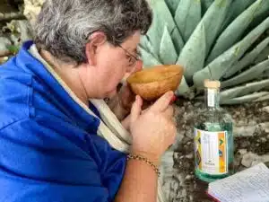 Exco mulgado espadín mezcal drinken uit een kalebas Exco mulgado espadín mezcal drinken uit een kalebas