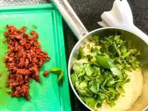 ingrediënten voor basilicum-tomaten hollandaise