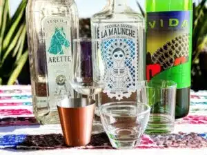 mezcal proeven uit verschillende glaasjes mezcal proeven uit verschillende glaasjes