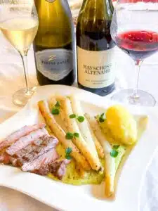 witte asperges en papillote en kalfsentrecôte met mousserende wijn en pinot noir