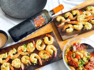 Tijgergarnalen van het rookplankje met Amerikaans groentenstoofje succotash en Rueda verdejo Tijgergarnalen van het rookplankje met Amerikaans groentenstoofje succotash en Rueda verdejo