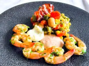 Tijgergarnalen van het rookplankje met succotash Tijgergarnalen van het rookplankje met succotash