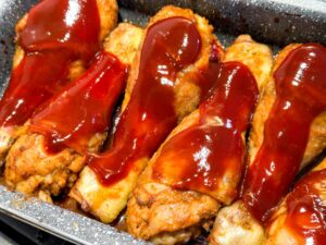 jerk chicken insmeren met ketchup en sojasaus