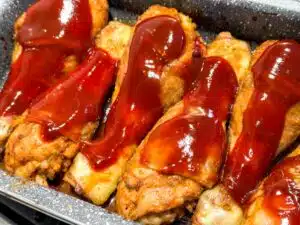 jerk chicken insmeren met ketchup en sojasaus jerk chicken insmeren met ketchup en sojasaus