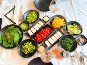 poke bowl met geroosterde watermeloen en rosé