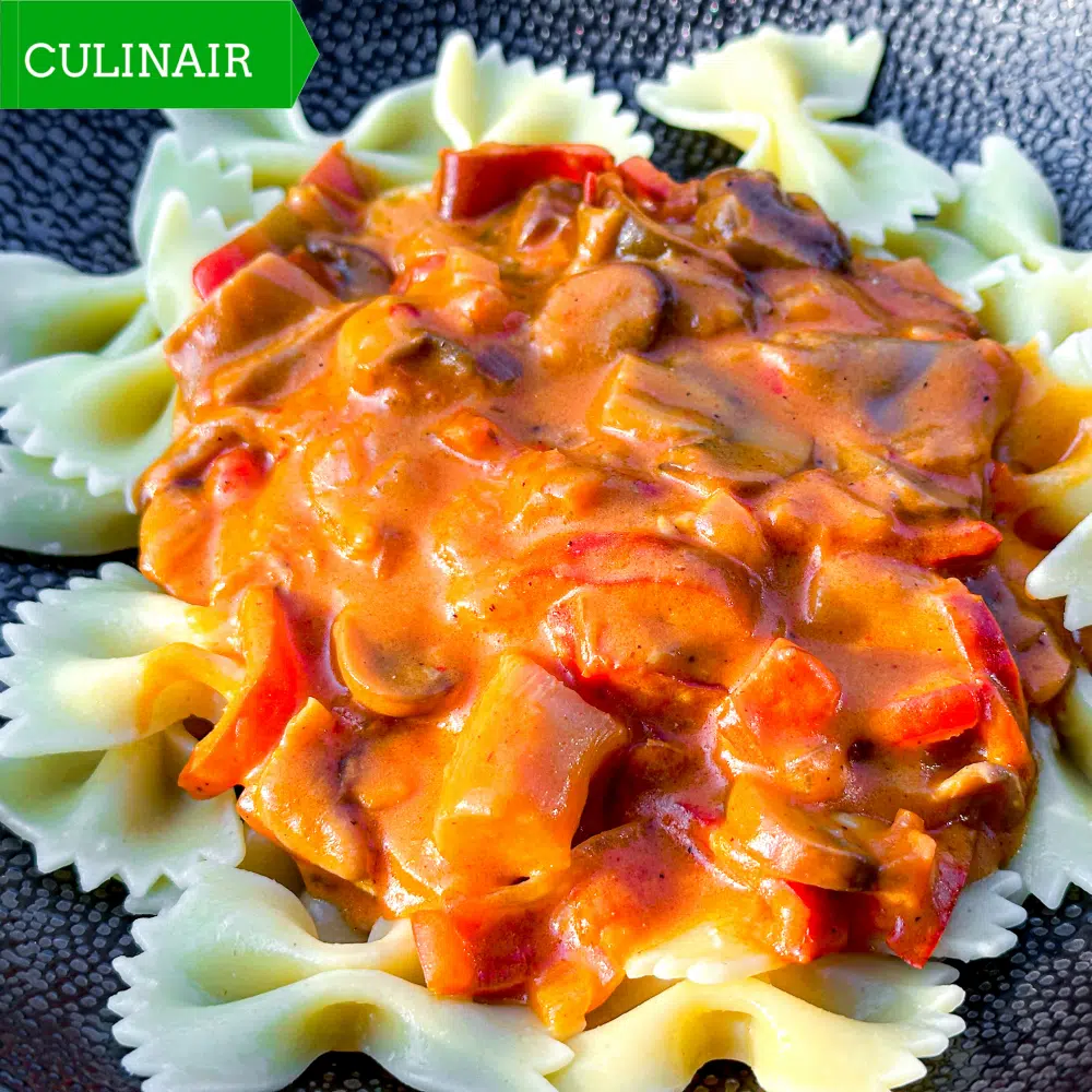 vegetarische Hongaarse goulash van paddenstoelen met paprika en zure room