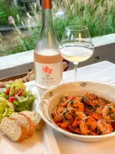 Gambas in romige tomaten-knoflookboter met Rosé Pom=Pom Gambas in romige tomaten-knoflookboter met Rosé Pom=Pom