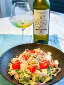 Griekse salade met assyrtiko van Gaia Griekse salade met assyrtiko van Gaia